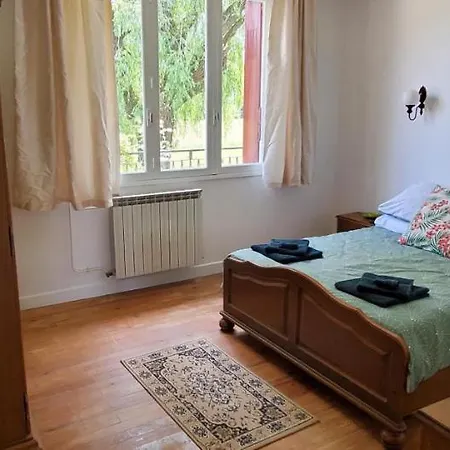 Sleeps 8 With Pool And Pet-friendly Holiday home *