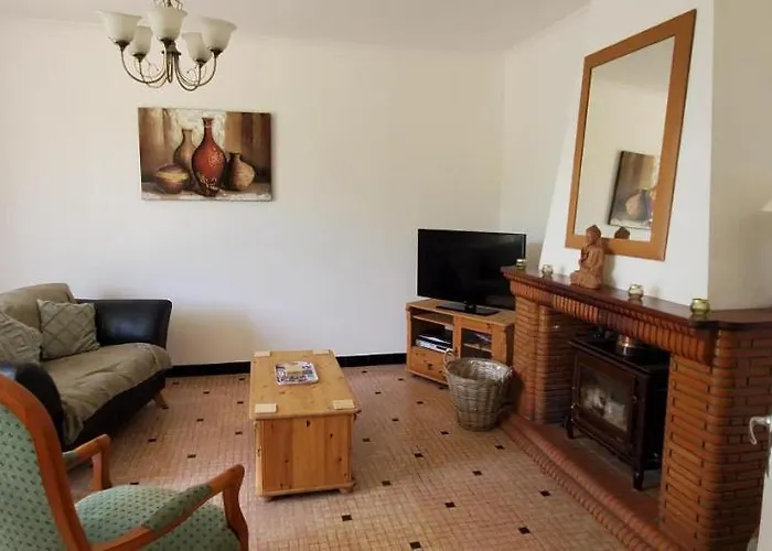 بيت للعطل Sleeps 8 With Pool And Pet-friendly Laussou